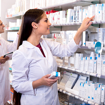 an image showing two pharmacists in a pharmacy