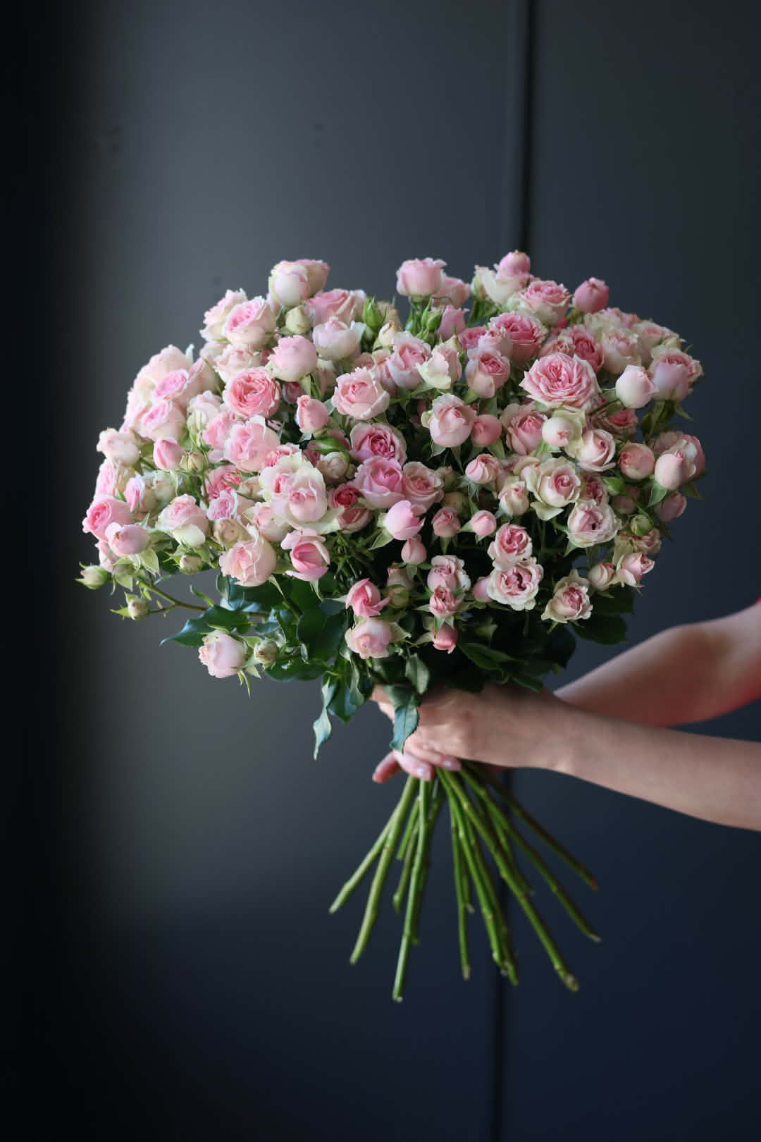 Рожеві кущові троянди купити в Вишгороді з доставкою