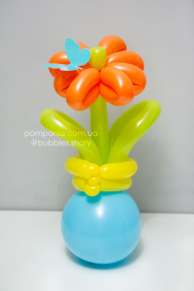 Велика квітка у блакитному горщику з метеликом Вишгород