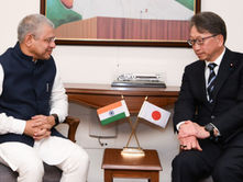 Ashwini Vaishnaw and Taira Masaaki discussing India–Japan cooperation in AI and cybersecurity