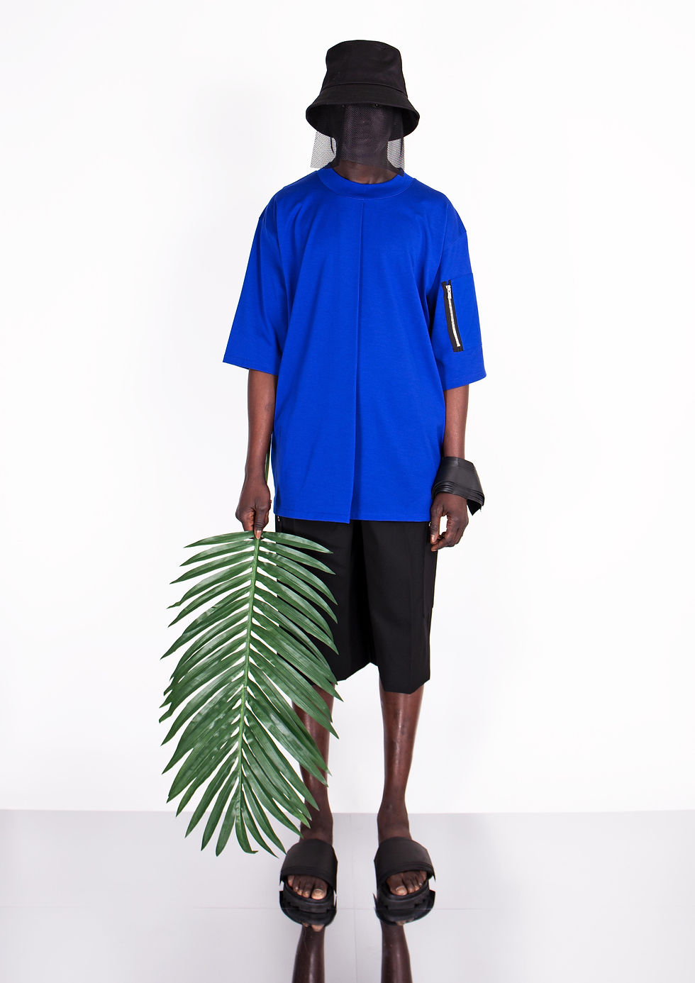 サムネイル： PLEATED FRONT ZIP-POCKET T-SHIRT (BLUE)