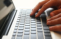 mains sur le clavier