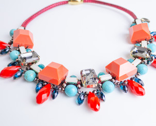 La splendida collana 3341, un choker colorato. Questa collana ricamata su cordino cerato è impreziosita da scintillanti cristalli Swarovski e pietre semipreziose, aggiungendo un tocco di eleganza a qualsiasi outfit. La collana si chiude con una pratica chiusura magnetica, rendendola facile da indossare e da togliere. Per un look giovane e alla moda, abbinate questa vivace collana a jeans e una camicetta. Esaltate il vostro stile con la vivace e sofisticata collana 3341, perfetta per ogni donna attenta alla moda.
Una meravigliosa collana in corda cerata dalla forma tubolare impreziosita da un'alternanza di Cristalli, Cristalli Swarovski, Pietre Dure e Agate. Per una donna moderna e affascinante, capace di valorizzare qualsiasi outfit. Bijoux ipoallergenici, senza nichel e cadmio.
Questi gioielli sono realizzati con materiali di alta qualità: perle d'acqua dolce, pietre semipreziose, metallo, cristalli e cristalli Swarovski.
In laboratorio viene effettuato un attento controllo qualità; piccole differenze non sono difetti ma garanzia dell'unicità della lavorazione artigianale. La targhetta metallica VANITY HER JEWELS garantisce l'autenticità del prodotto.