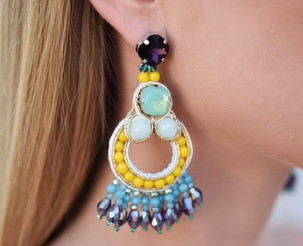 Un orecchino senza tempo con un cristallo Swarovski al lobo, impreziosito da un pendente realizzato a mano con cristalli Swarovski e cristalli di varie forme e lunghezze. Presenta una chiusura a perno e a farfalla. Bijoux ipoallergenico e senza nichel.
Questi gioielli sono realizzati con materiali di alta qualità: perle di fiume, pietre dure, metallo, cristalli e cristalli Swarovski.
In laboratorio viene effettuato un attento controllo qualità; piccole differenze non sono da considerarsi difetti, ma garanzia dell'unicità della lavorazione artigianale. La targhetta metallica VANITY HER JEWELS garantisce l'autenticità del prodotto.