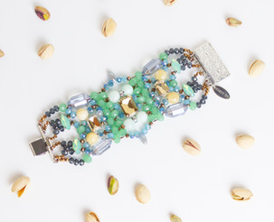 Intenso e vibrante bracciale unico nel suo genere che unisce uno stile contemporaneo e uno stile classico. Una forma simile ad una treccia lavorata a mano, dove si incastonano Cristalli Swarovski e agate. Un design risoluto sui toni del verde declinato in tutte le sue varianti.
Chiusura a scatto con placchetta ricamata. Bijoux ipoallergenico e senza nichel.
Questi gioielli sono realizzati con materiali di alta qualità: perle di fiume, pietre dure, metallo, cristalli e cristalli Swarovski.
In laboratorio viene effettuato un attento controllo qualità; piccole differenze non sono da considerarsi difetti, ma garanzia dell'unicità della lavorazione artigianale. La targhetta metallica VANITY HER JEWELS garantisce l'autenticità del prodotto.