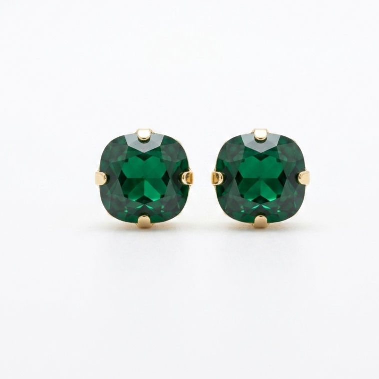 Stud earrings with emerald green crystal and gold-plated metal, hypoallergenic and nickel-free model.