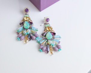 Un orecchino senza tempo con un cristallo Swarovski al lobo, impreziosito da un pendente ricamato a mano con cristalli Swarovski e cristalli di varie forme e lunghezze. Presenta una chiusura a perno e a farfalla. Bijoux ipoallergenico e senza nichel.
Questi gioielli sono realizzati con materiali di alta qualità: perle di fiume, pietre dure, metallo, cristalli e cristalli Swarovski.
In laboratorio viene effettuato un attento controllo qualità; piccole differenze non sono da considerarsi difetti, ma garanzia dell'unicità della lavorazione artigianale. La targhetta metallica VANITY HER JEWELS garantisce l'autenticità del prodotto.