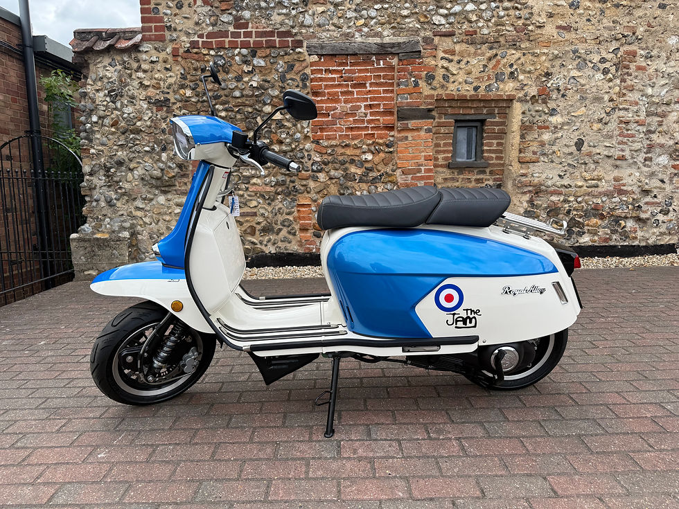 Thumbnail: ROYAL ALLOY GP 300 LC E5 – BLUE / CREAM (2023)
