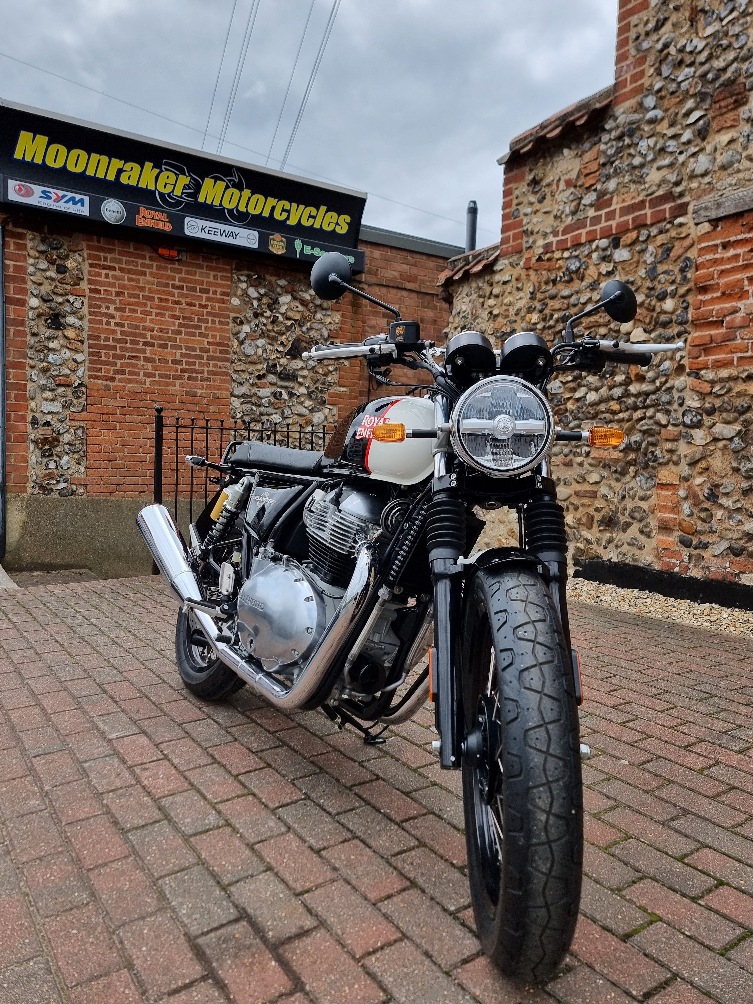 Royal Enfield Interceptor 650cc (Black Pearl)