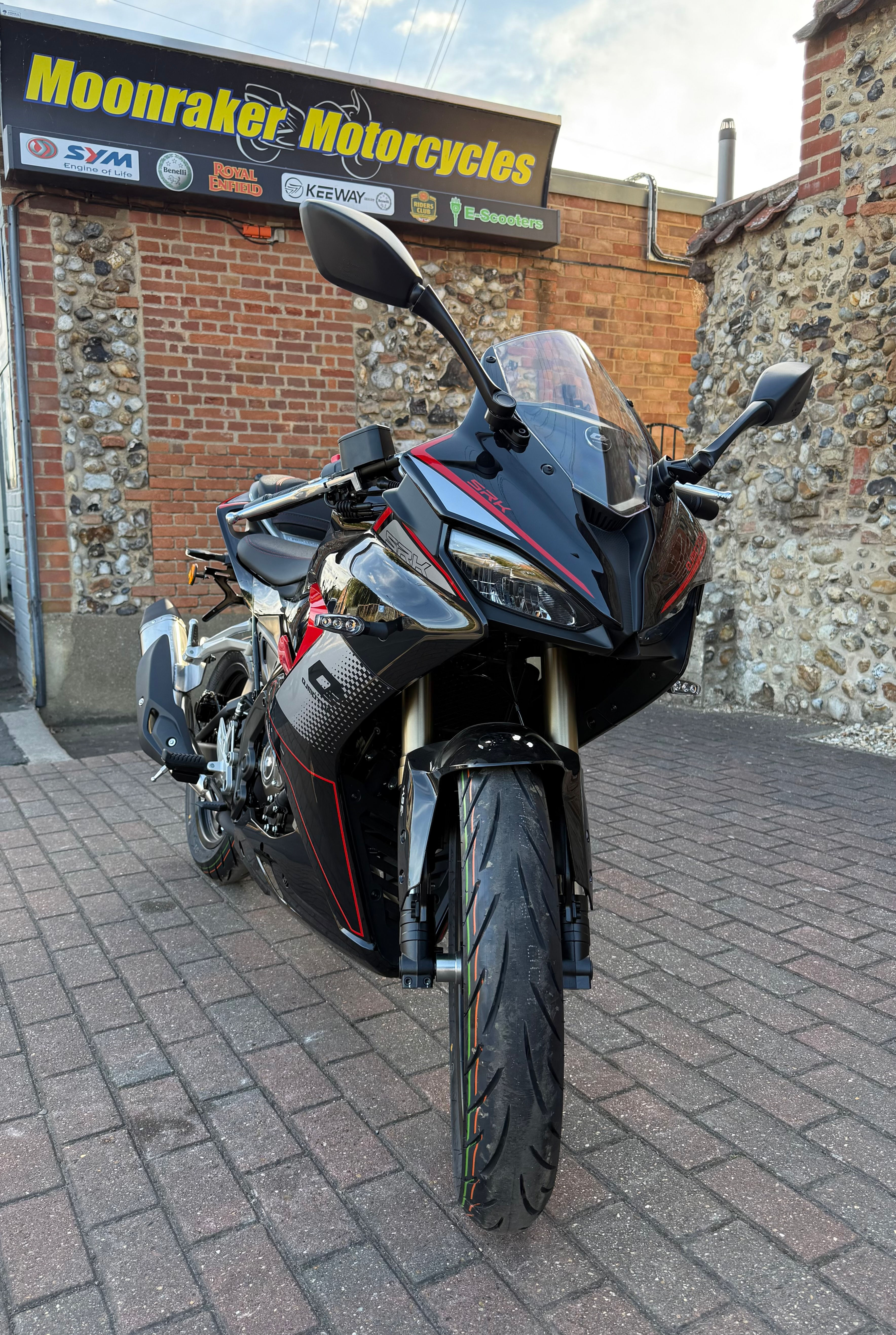 QJMotor SRK 125cc R 2026 (Black)