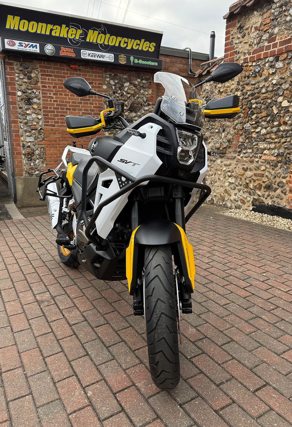 QJMotor SVT 650 White/Yellow 2025