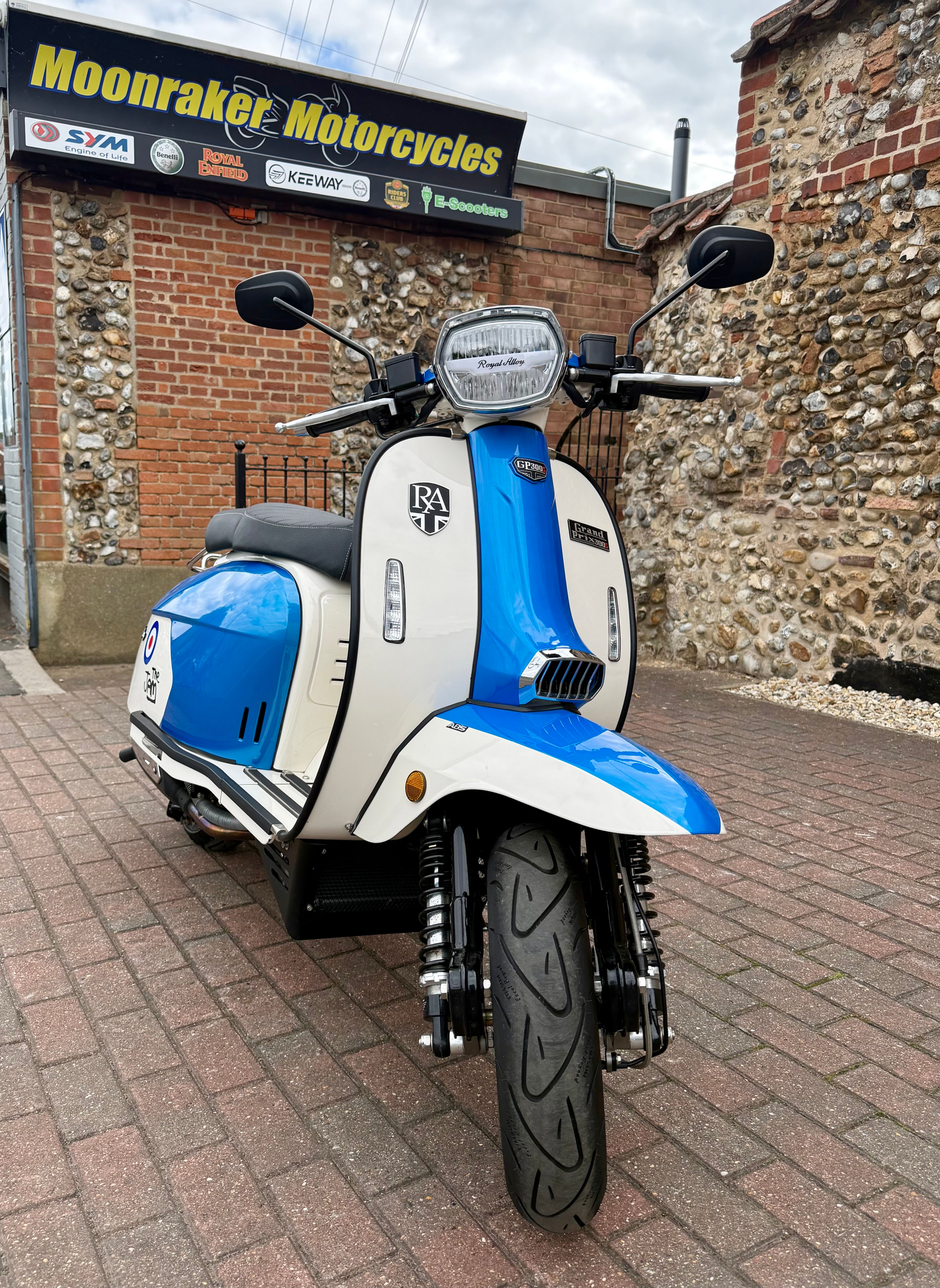 ROYAL ALLOY GP 300 LC E5 – BLUE / CREAM (2023)