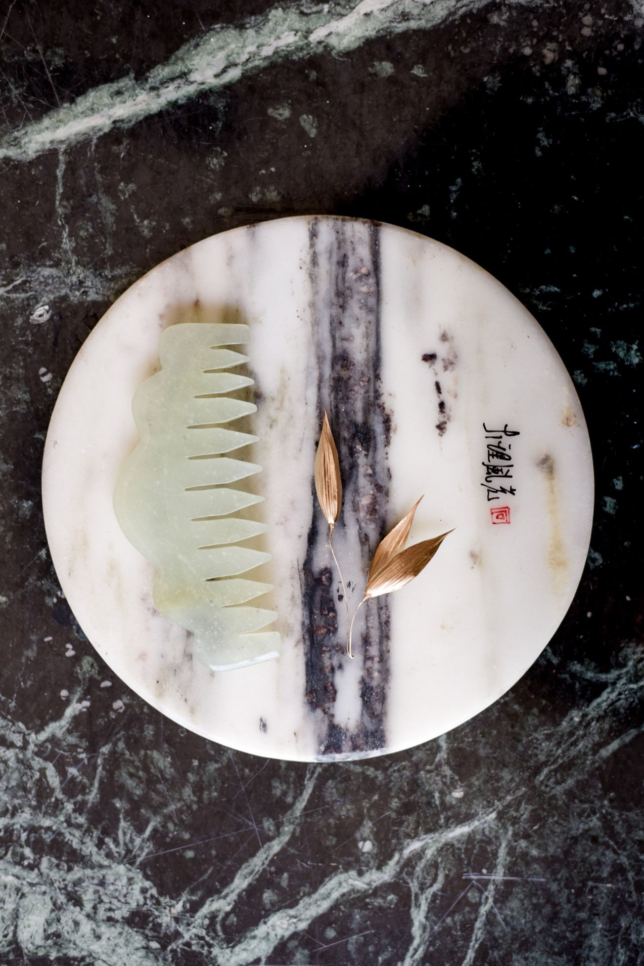 מסרק ג'ייד לקרצוף הקרקפת (מאבן הג'ייד)