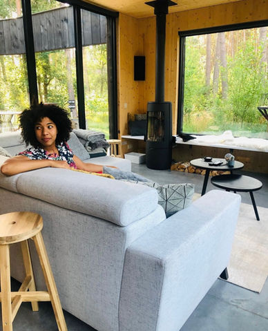 Actrice in het interieur van Bosvilla Zwarte Zwaan tijdens VTM Familie opname