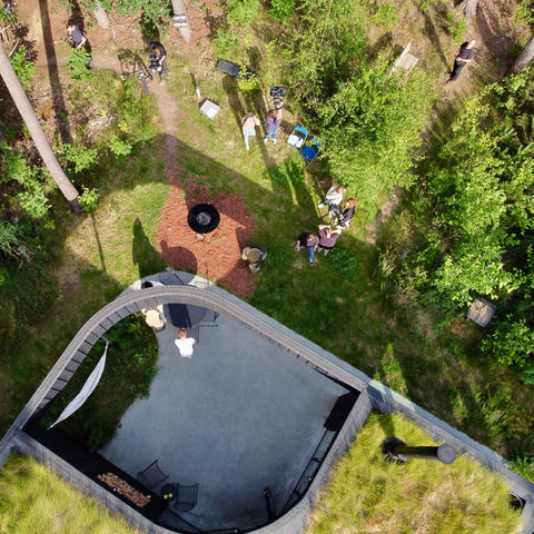 Luchtfoto van Bosvilla Zwarte Zwaan tijdens opnames voor VTM Familie