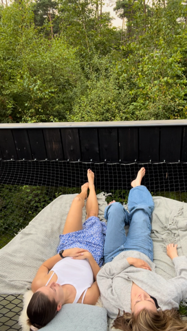 Gasten ontspannen op het chill net van Bosvilla Zwarte Zwaan