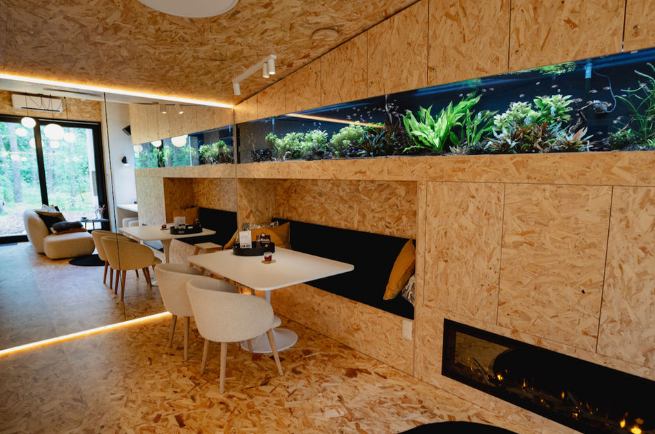 Open leefruimte met aquarium en eethoek