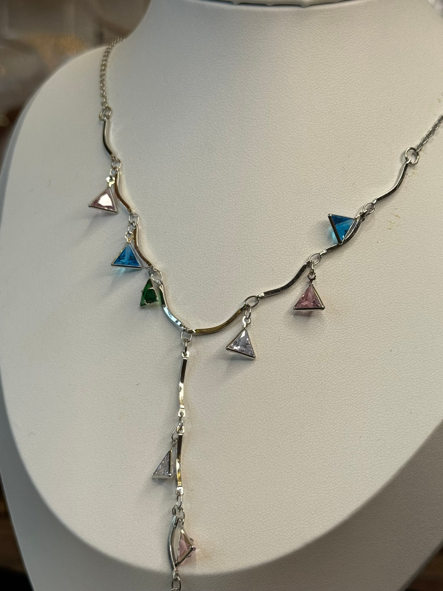 Glowelier Kristal Üçgen Sallantılı Y Kolye