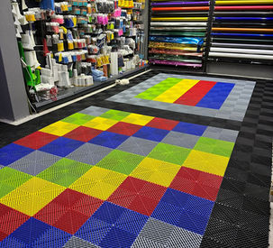 Renkli karo zeminler iç mekanda, çeşitli renklerde bir zemin çalışması, Plastic-Tiles