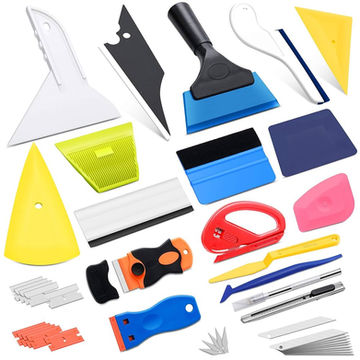 Çeşitli plastik kazıyıcılar ve aletler, detaylı bir görünüm sunmaktadır