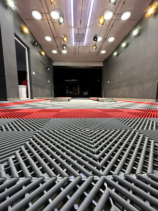 Gri ve kırmızı kareli zemin, kapalı mekan, tavan aydınlatması, Plastic-Tiles