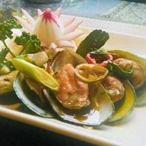 7. Hoi Mang Poo Oap (Steamed Mussels)