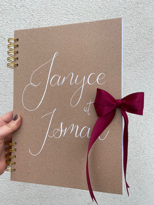 Livre d'or en kraft personnalisé sur mesure pour mariage, anniversaire ou baptême. Fait main par Les Lettres de Rose, avec noeud de couleur au choix (bordeaux, blanc, vert, bleu, rose ...)