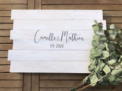 Livre d'or en bois pour mariage fait en palettes blanchies par Les Lettres de Rose. Décoration de mariage.