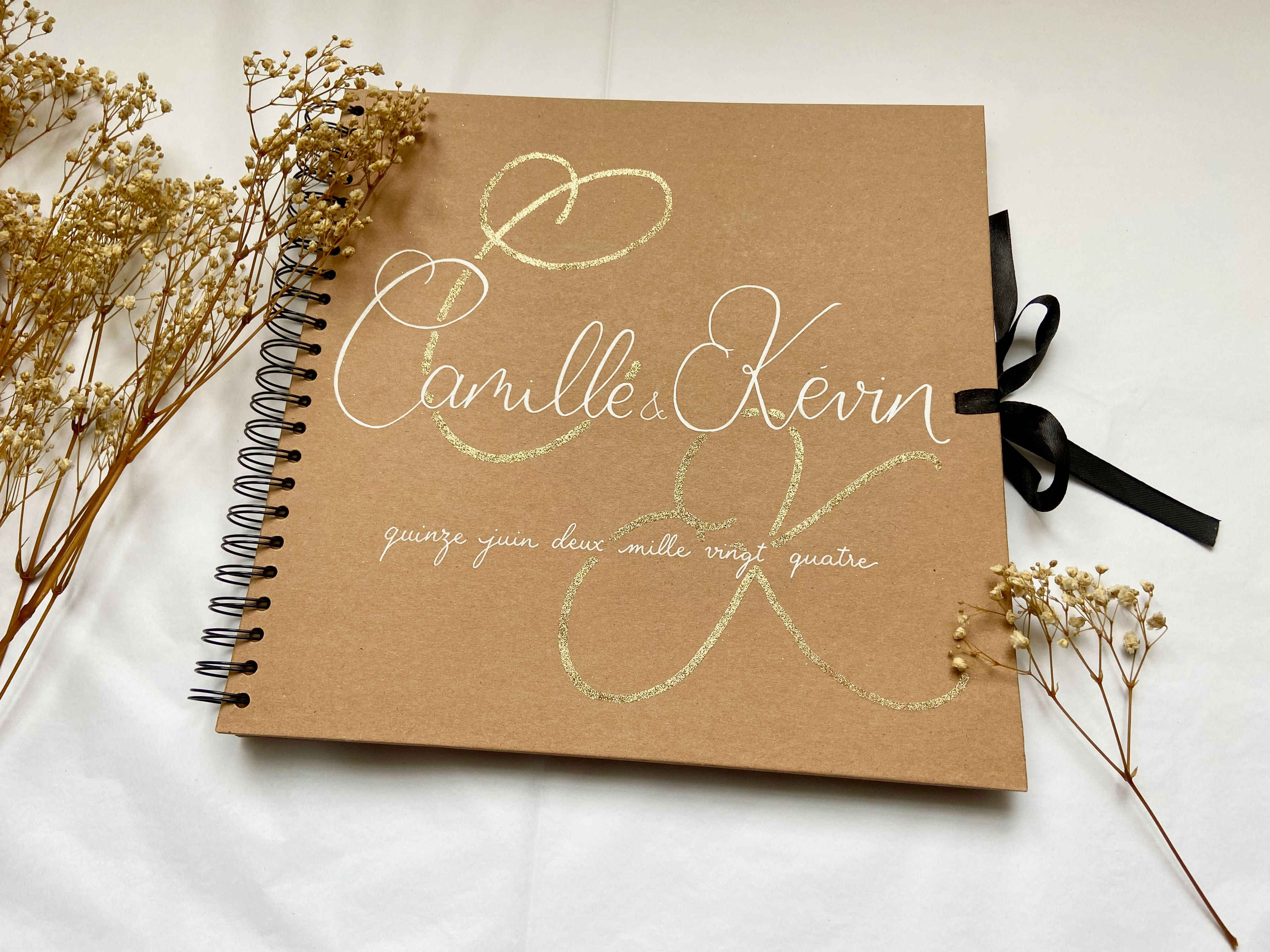 Livre d'or en kraft personnalisé avec initiales embossées