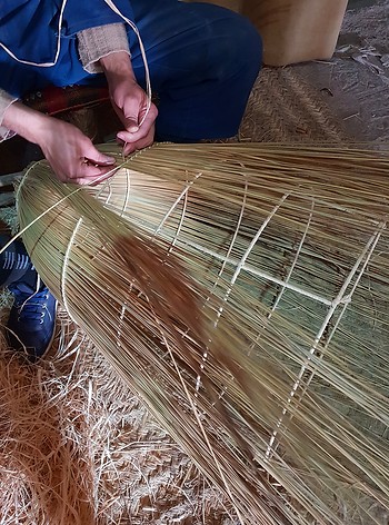 artisan marocain vannier , fabrication d'une suspension en fibre végétale à Marrakech
