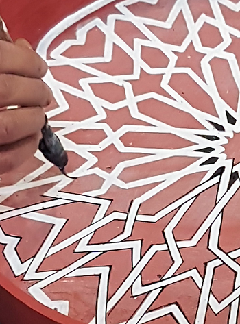 artisan zouak dans les souks , peinture sur bois à la main par des artisans marocains