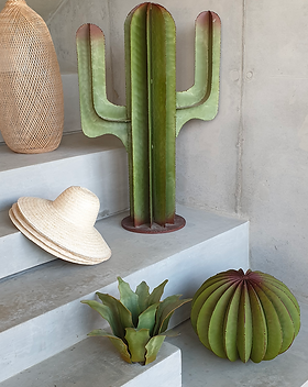 composition de trois cactus en métal verts : une agave, un coussin de belle mère, un cactus mexicain deux branches vert