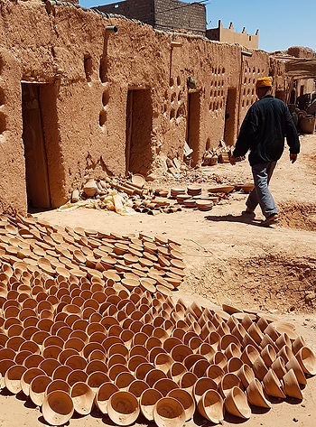 village artisanal de Tamegroute spécialisé dans la poterie verte de Tamegroute; artisanat traditionnel poterie de Tamegroute au sud du Maroc
