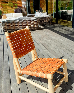 fauteuil en bois et lanières de cuir tressées