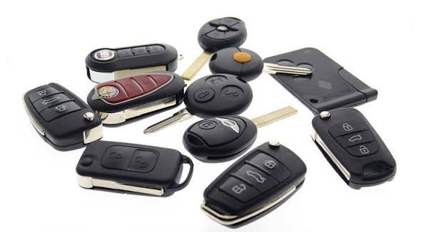 Vari tipi di chiavi per auto e telecomandi ect parts.