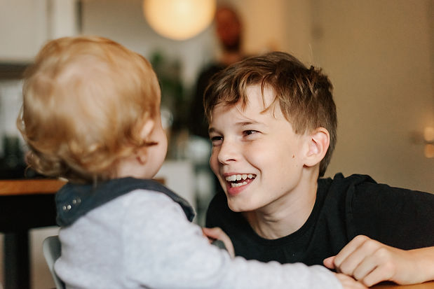 en äldre bror busar med sin lillebror