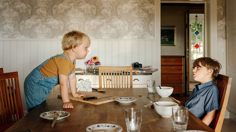 två syskon verkar retas med varandra