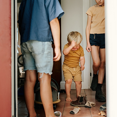 ett barn är argt, gråter och drar sig i håret i ilskan under en dokumentär familjefotografering