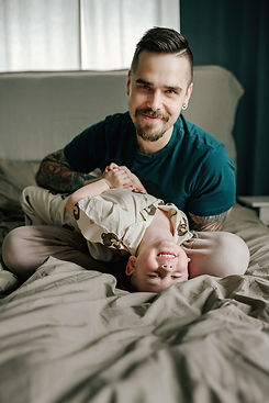 en pappa kittlar sin son i sängen