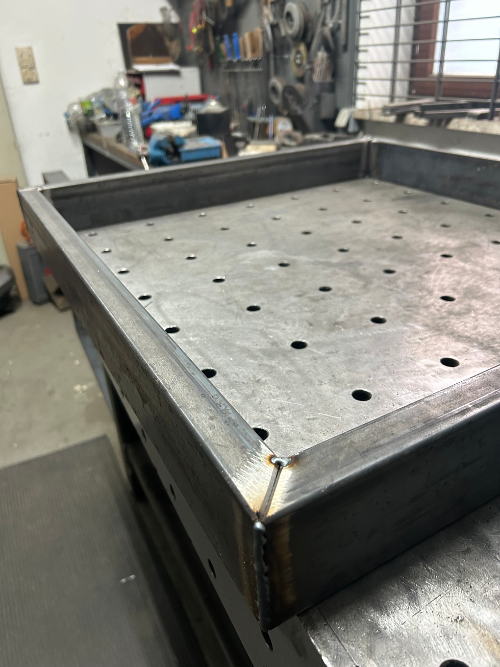 Hier wird schon das Gestell gebaut. Alles zugeschnitten und die Konstruktion steht.