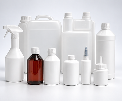 Verschiedene Flaschen und Kanister aus Kunststoff für flüssige Produkte und Pflegemittel