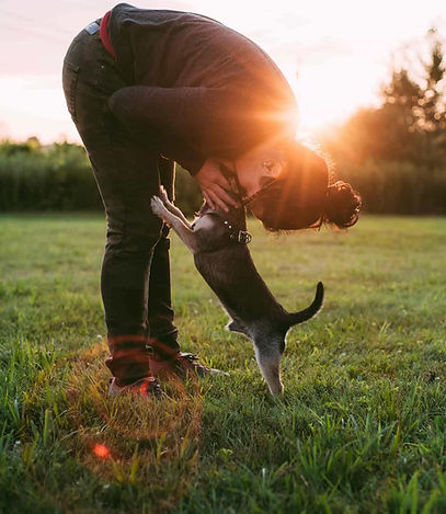 femme qui félicite son chien pour son bon travaille de pistage