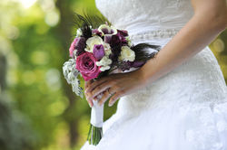 Menyasszonyi csokor pávatollal