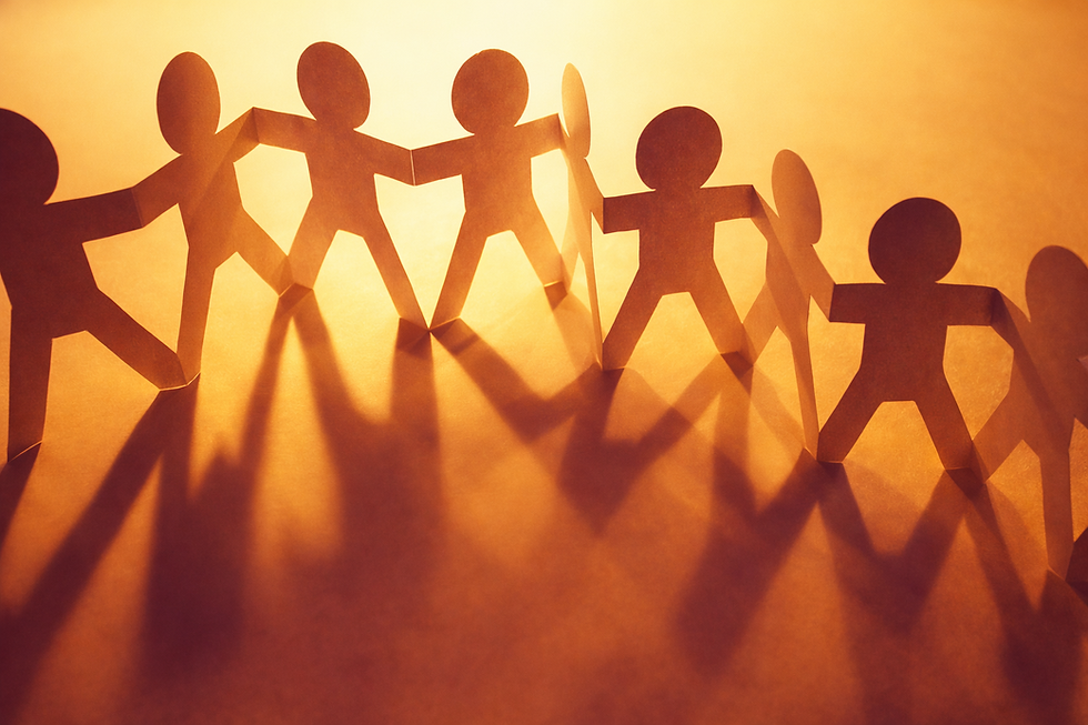 ORIGAMI DI CARTA DI TANTE PERSONE CHE SI TENGONO PER MANO SU SFONDO ARANCIONE