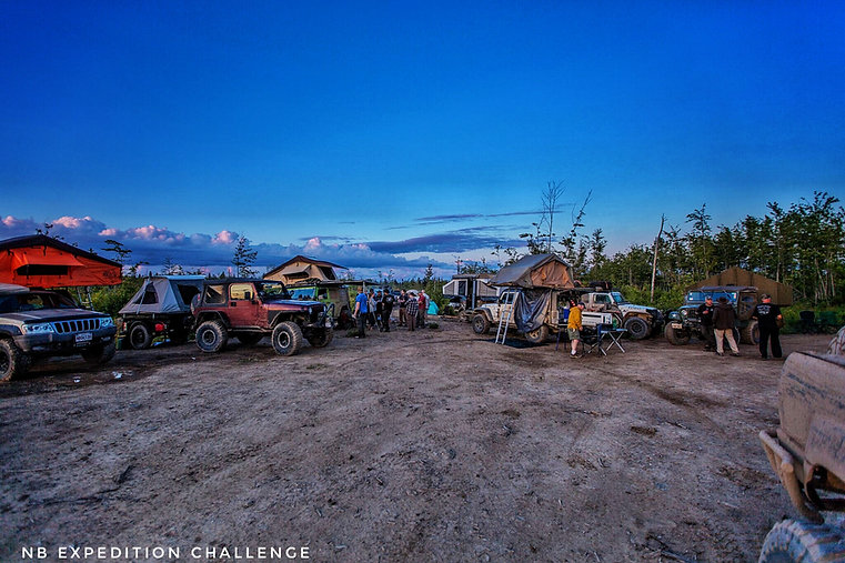 Jeeps camping rooftoptent and trailers