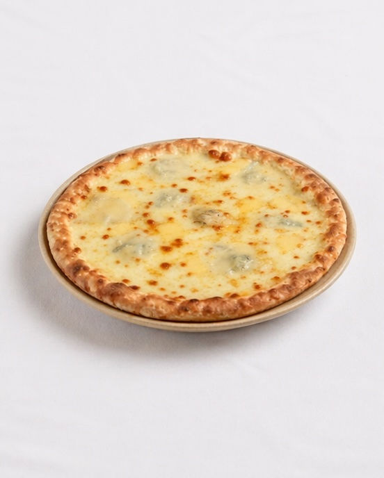 Pizzeria Pera odun fırınından çıkan geleneksel dört peynirli Pizza Quattro Formaggi.