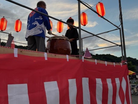 盆踊り、孫が櫓の上で太鼓