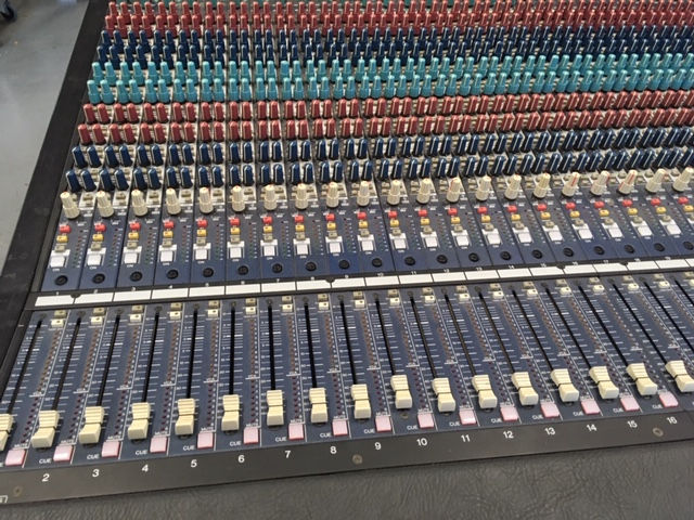 Miniaturebillede: Yamaha PM5000-52 Analog Mixing Consoles (SOLD)