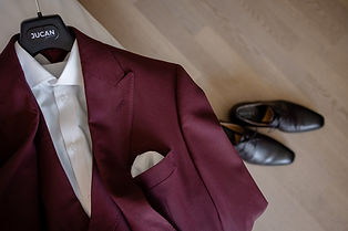 Hochzeitsfotograf Brunnen, Bräutigam Anzug Details in Bordeaux.jpg