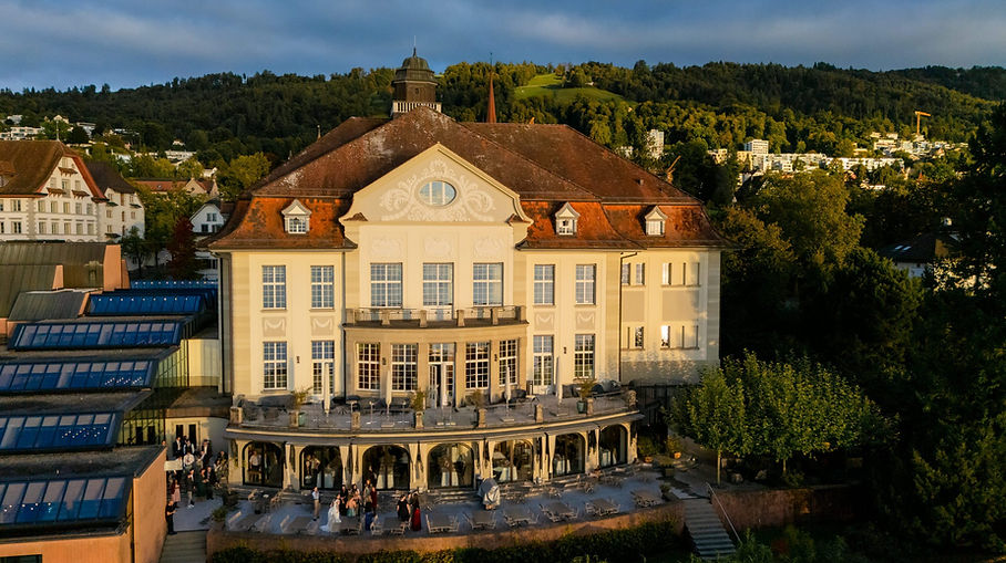 Luftaufnahme vom Theater Casino Zug mit Loggia-Terrasse